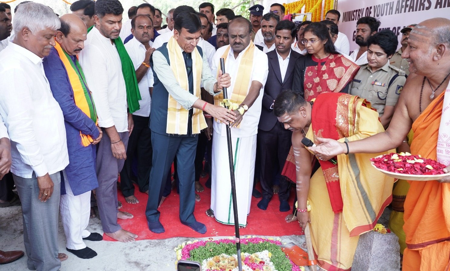 14 ಕೋಟಿ ವೆಚ್ಚದ ಸುಸಜ್ಜಿತ ಕ್ರೀಡಾಂಗಣಕ್ಕೆ ಚಾಲನೆ ನೀಡಿದ ಕೇಂದ್ರ ಸಚಿವರು