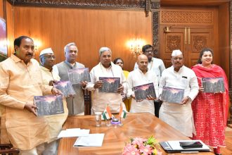 ಕಲಬುರಗಿ ಜಿಲ್ಲಾ ಕೈಪಿಡಿ ಬಿಡುಗಡೆ ಮಾಡಿದ ಸಿಎಂ ಸಿದ್ದರಾಮಯ್ಯ