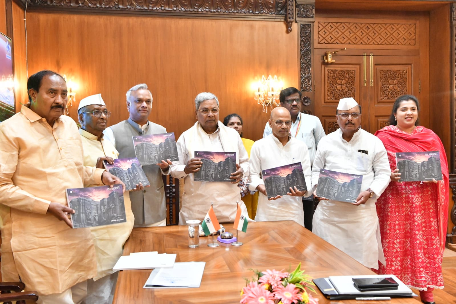 ಕಲಬುರಗಿ ಜಿಲ್ಲಾ ಕೈಪಿಡಿ ಬಿಡುಗಡೆ ಮಾಡಿದ ಸಿಎಂ ಸಿದ್ದರಾಮಯ್ಯ