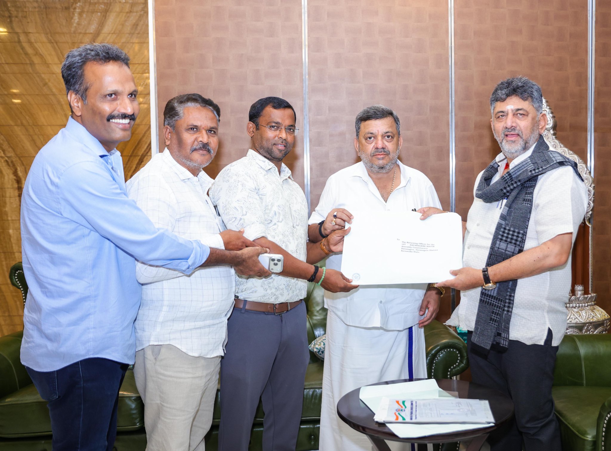 ದಾವಣಗೆರೆ ಮತ್ತು ಬಾಗಲಕೋಟೆ ಕಾಂಗ್ರೆಸ್‌ಅಭ್ಯರ್ಥಿಗಳಿಗೆ ಬಿ-ಫಾರಂ ಹಸ್ತಾಂತರ: ಇಂದು ನಾಮಪತ್ರ ಸಲ್ಲಿಕೆ