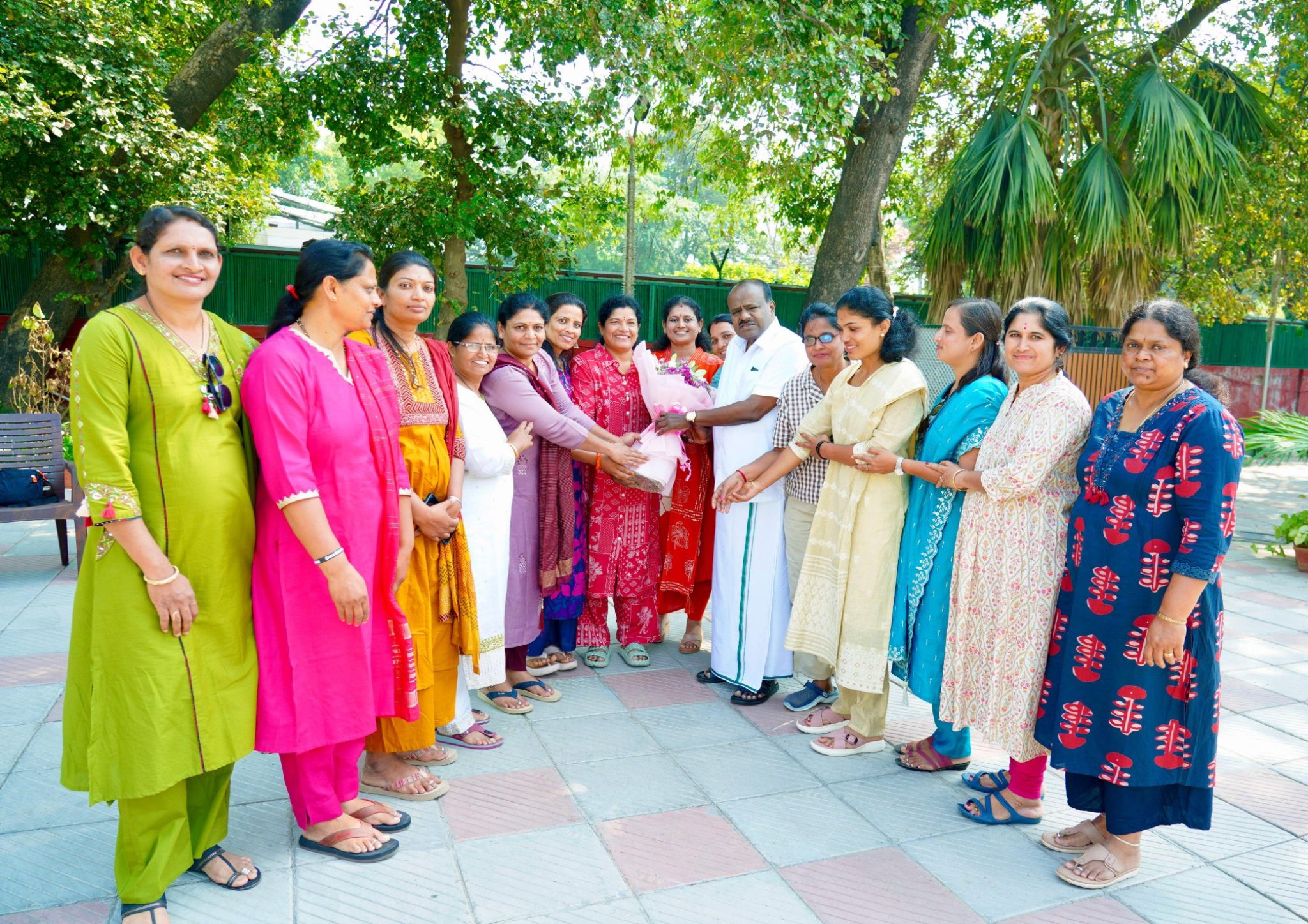 ರಾಷ್ಟ್ರೀಯ ವಾಲಿಬಾಲ್ ಟೂರ್ನಿ: ಕೇಂದ್ರ ಸಚಿವ ಹೆಚ್.ಡಿ. ಕುಮಾರಸ್ವಾಮಿ ಅವರನ್ನು ಭೇಟಿ ಮಾಡಿದ ಸಹೋದರಿಯರು