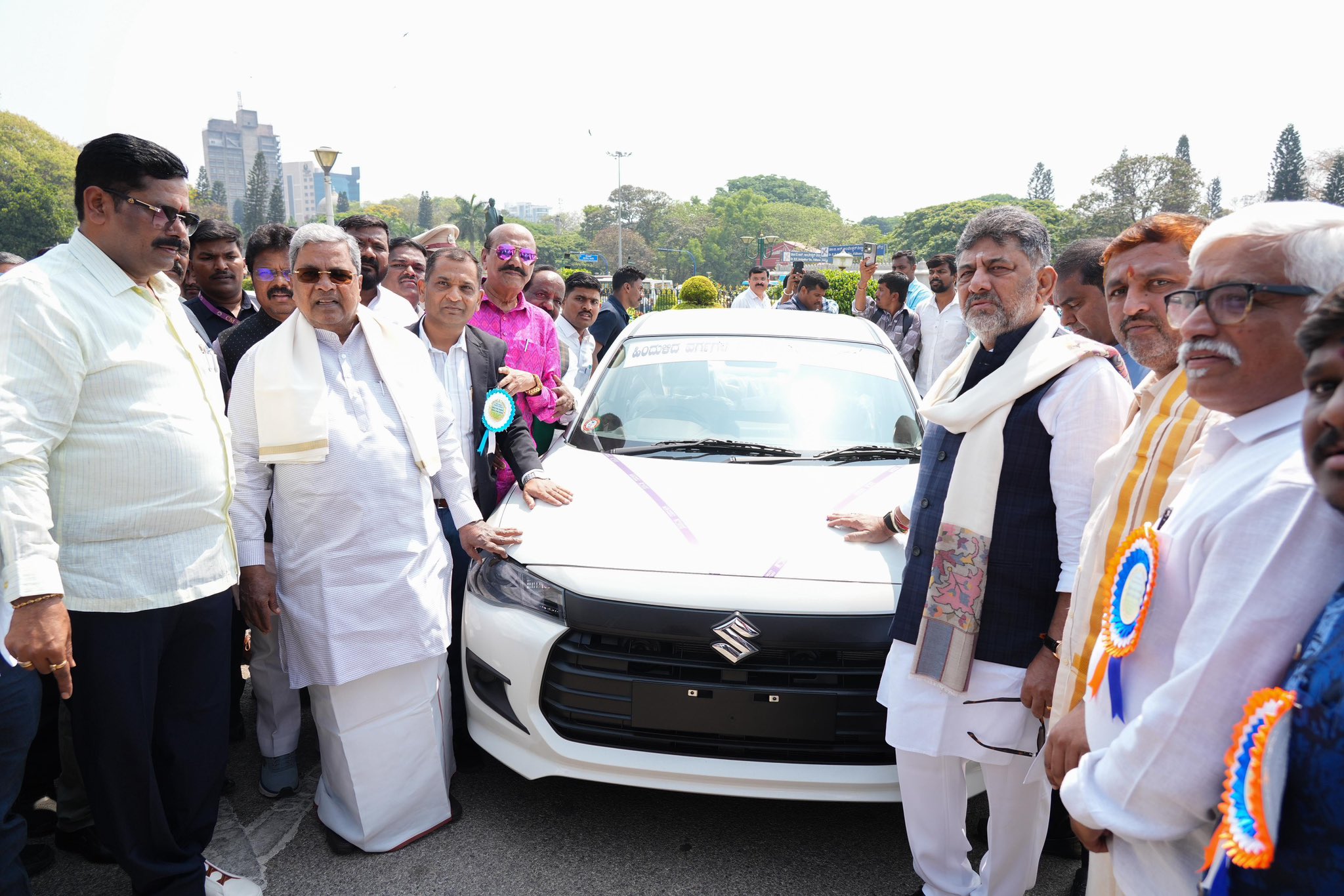 ಸ್ವಾವಲಂಬಿ ಬದುಕಿಗೆ ‘ಸಾರಥಿ’: ಸಿಎಂ ಹಾಗೂ ಡಿಸಿಎಂ ಅವರಿಂದ ವಾಹನ ವಿತರಣೆ