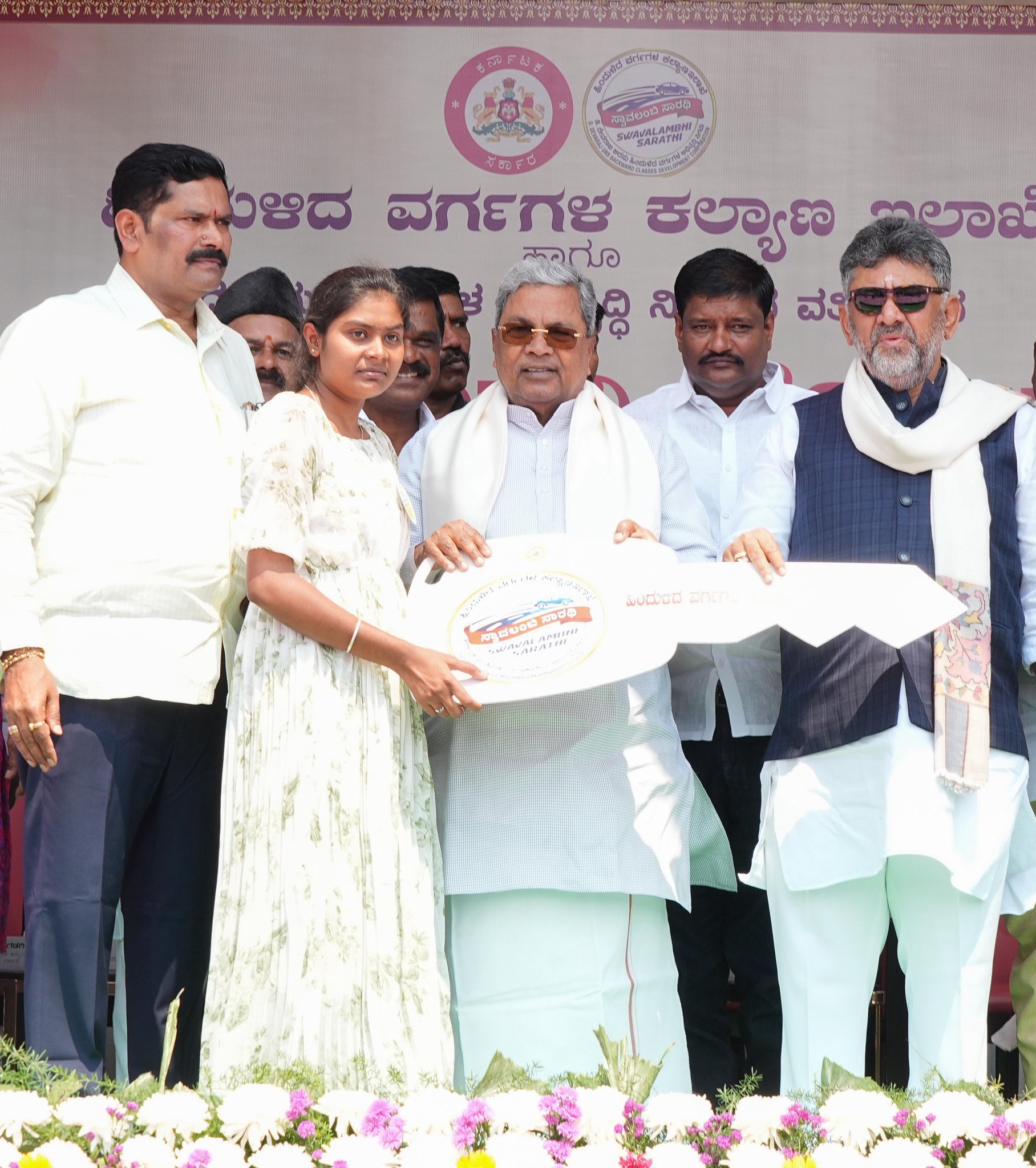 ಬದುಕಿಗೆ ಆಸರೆಯಾದ ‘ಸ್ವಾವಲಂಬಿ ಸಾರಥಿ’: ಫಲಾನುಭವಿಗಳಿಗೆ ವಾಹನ ವಿತರಿಸಿದ ಸಿದ್ದರಾಮಯ್ಯ