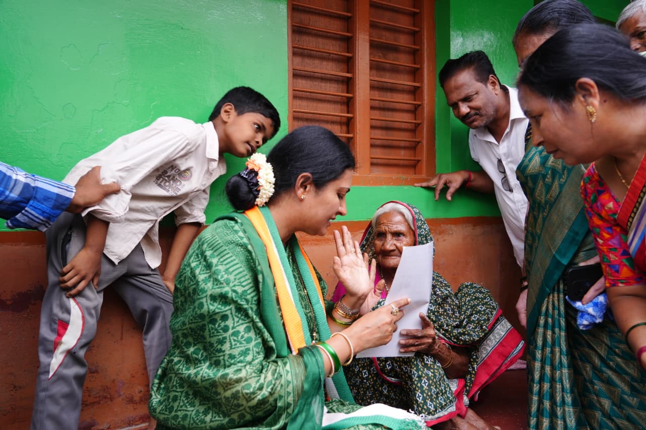 ಕಾಂಗ್ರೆಸ್ ಅಭ್ಯರ್ಥಿ ಸಮರ್ಥ್ ಶಾಮನೂರು ಪರ ಡಾ. ಪ್ರಭಾ ಮಲ್ಲಿಕಾರ್ಜುನ ಭರ್ಜರಿ ಮತಯಾಚನೆ