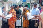 ಬಡ ಹೆಣ್ಣು ಮಕ್ಕಳಿಗೆ ಸೀರೆಗಳ ವಿತರಣೆ ಮಾಡಿದ ಮುನಿರಾ
