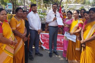 ಬಜೆಟ್‌ ನಲ್ಲಿ ಗೌರವಧನ ಹೆಚ್ಚಿಸದೆ ಸೀರೆ ಕೊಟ್ಟು ಅವಮಾನಿಸಿದ ಮುಖ್ಯಮಂತ್ರಿ