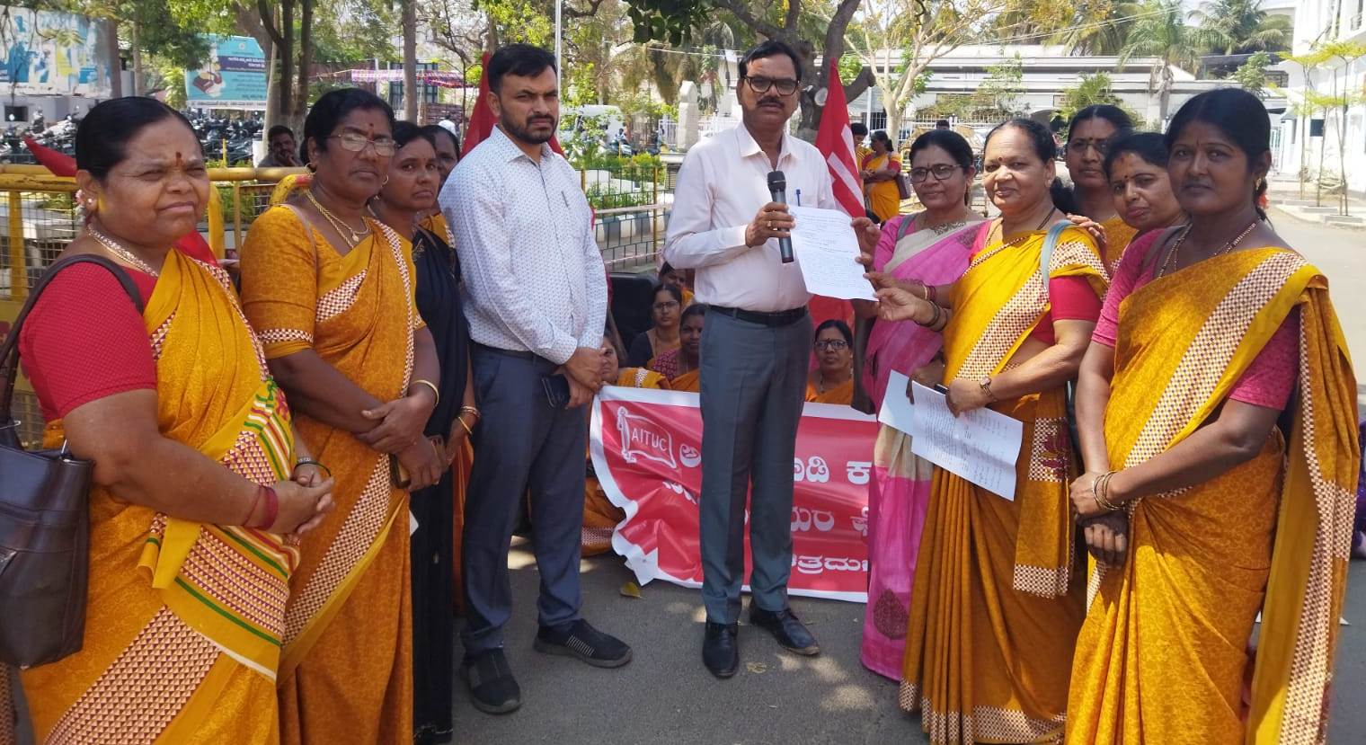 ಬಜೆಟ್‌ ನಲ್ಲಿ ಗೌರವಧನ ಹೆಚ್ಚಿಸದೆ ಸೀರೆ ಕೊಟ್ಟು ಅವಮಾನಿಸಿದ ಮುಖ್ಯಮಂತ್ರಿ