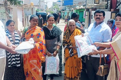 ಬಡ ಹೆಣ್ಣು ಮಕ್ಕಳಿಗೆ ಸೀರೆಗಳ ವಿತರಣೆ ಮಾಡಿದ ಮುನಿರಾ