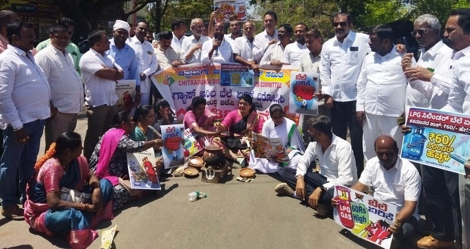 ಅಡುಗೆ ಅನಿಲ ಬೆಲೆ ಏರಿಕೆ ವಿರೋಧಿಸಿ ಬೃಹತ್ ಪ್ರತಿಭಟನೆ ಮಾಡಿದ ಕಾಂಗ್ರೆಸ್