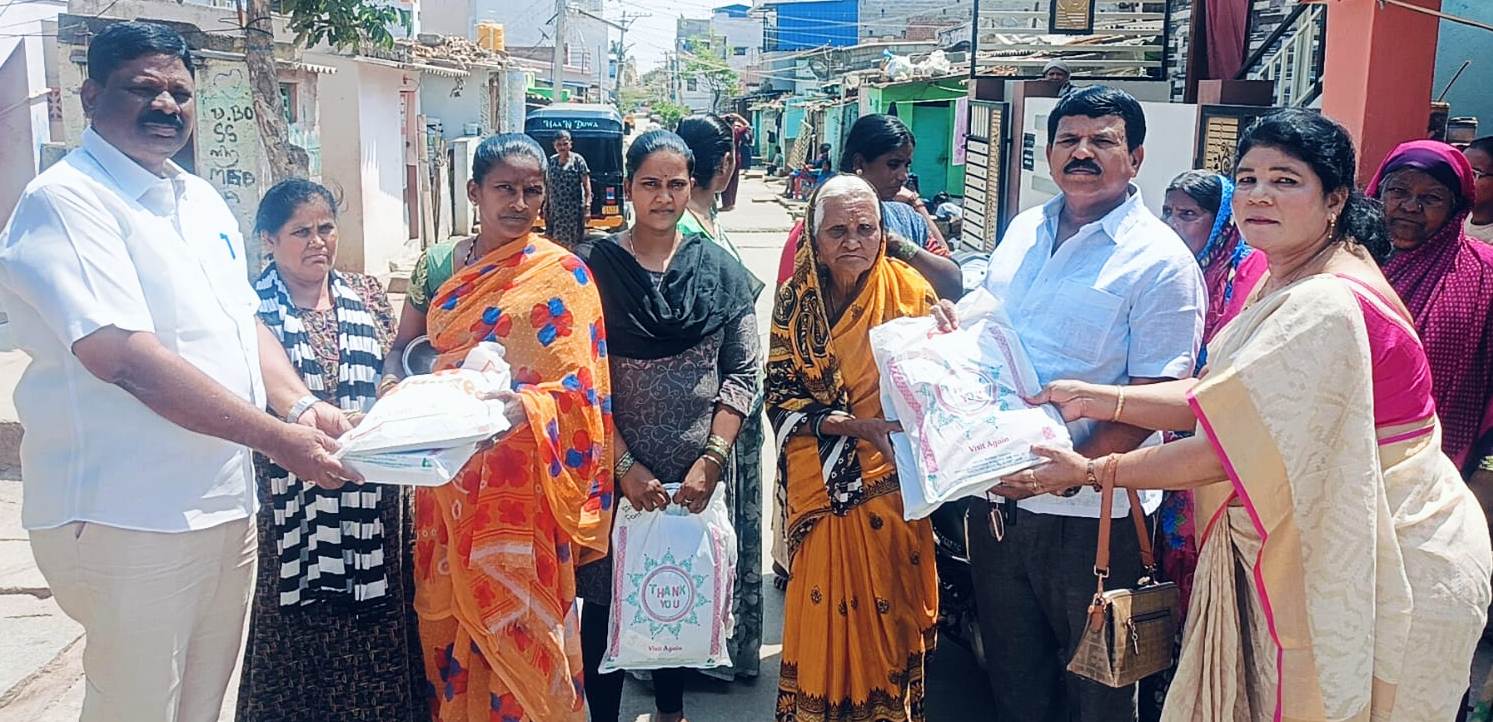 ಬಡ ಹೆಣ್ಣು ಮಕ್ಕಳಿಗೆ ಸೀರೆಗಳ ವಿತರಣೆ ಮಾಡಿದ ಮುನಿರಾ