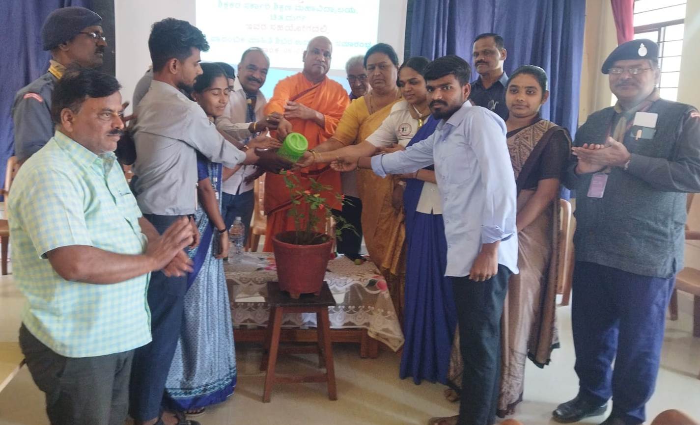 ದೇಶದ ಸೈನಿಕರ ಶ್ರಮದಿಂದಾಗಿ ಭಾರತೀಯರು ಸುರಕ್ಷಿತ-ಹನುಮಕ್ಕ