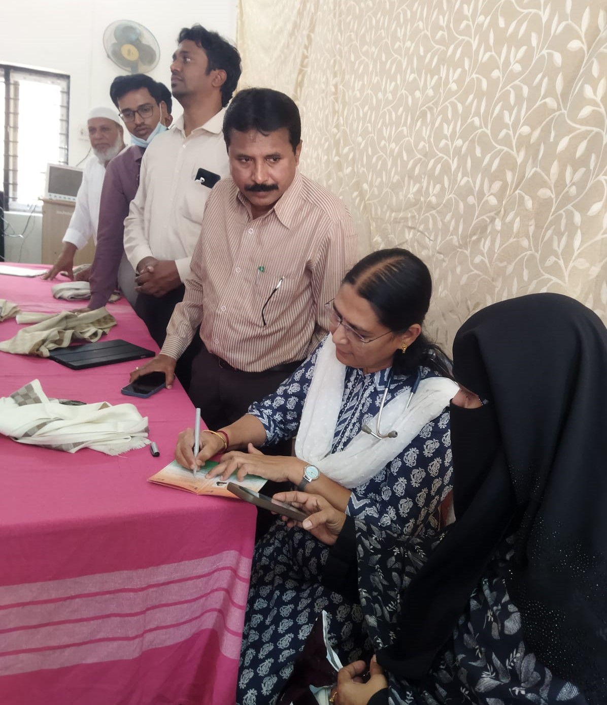 ಹಜ್ ಯಾತ್ರಾರ್ಥಿಗಳಿಗೆ ಆರೋಗ್ಯ ತಪಾಸಣೆ ನಡೆಸಿದ ಡಾ.ಅರುಣಕುಮಾರಿ