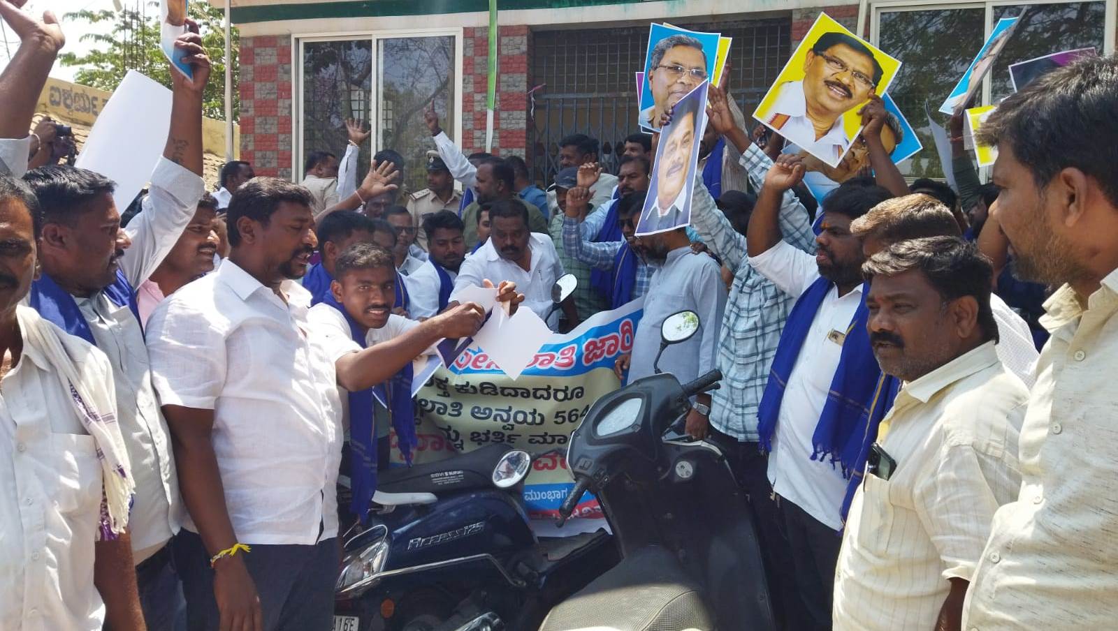 ಒಳ ಮೀಸಲಾತಿ ಅನ್ವಯ ಹುದ್ದೆಗಳ ಭರ್ತಿಗೆ ಒತ್ತಾಯಿಸಿ ಕಾಂಗ್ರೆಸ್ ಕಚೇರಿಗೆ ಮುತ್ತಿಗೆ ಹಾಕಿದ ಮಾದಿಗರು