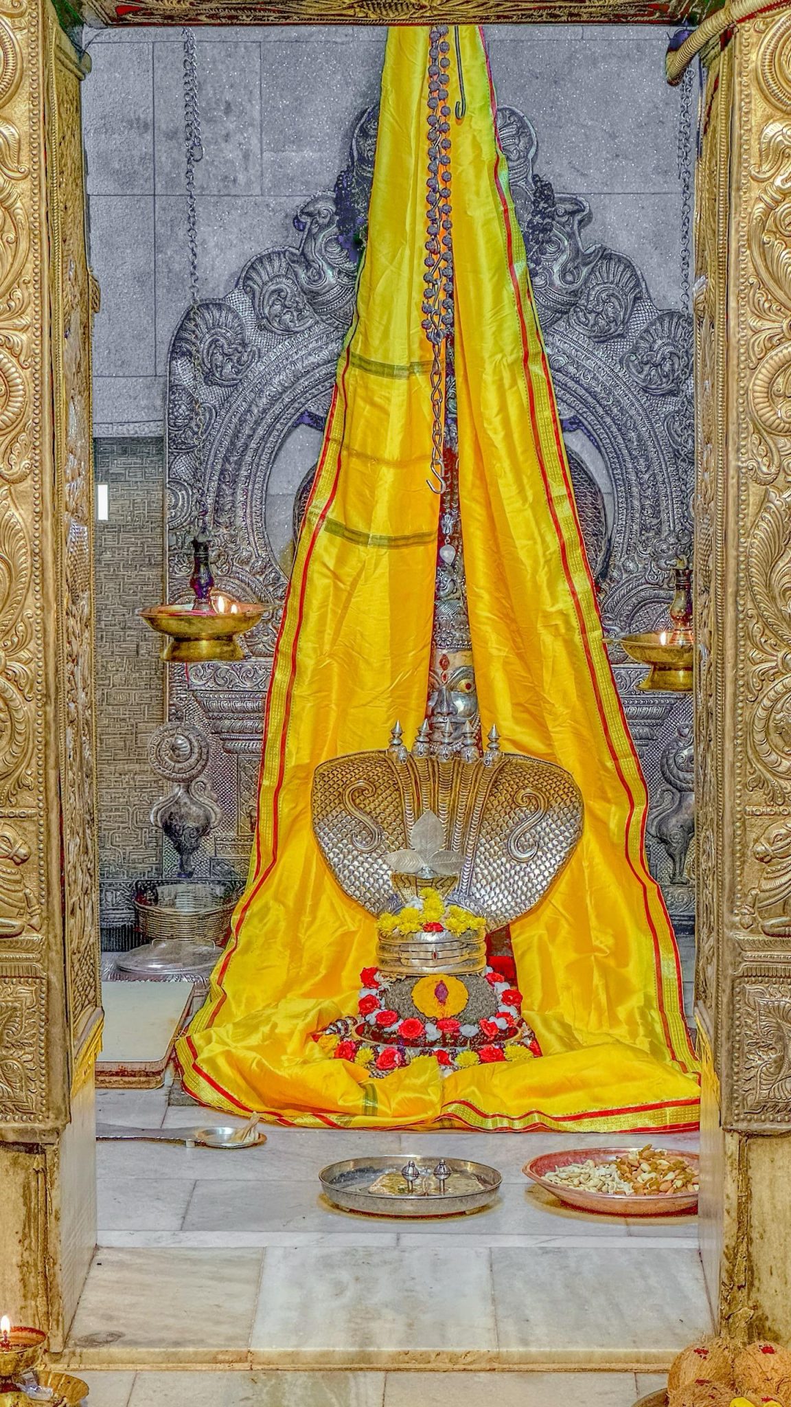 ಕಾಶಿ ಹಂಪಿಯ ವಿರೂಪಾಕ್ಷನಿಗೂ ತಟ್ಟಿದ ರಕ್ತ ಚಂದ್ರಗ್ರಹಣ