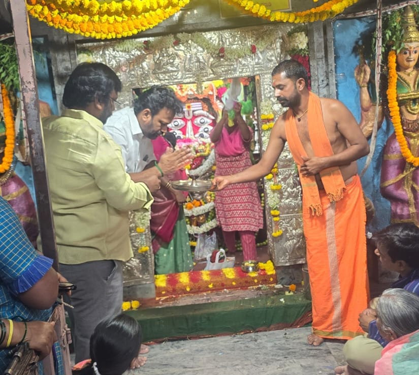 ಗ್ರಾಮ ದೇವತೆ ಶ್ರೀ ಕನಕ ದುರ್ಗಮ್ಮ ದೇವಿಗೆ ಕಾಂಗ್ರೆಸ್ ನಾಯಕರಿಂದ ಅರ್ಚನೆ