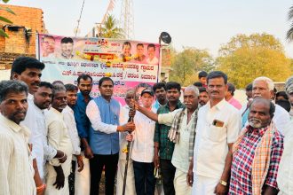 ಸಿಸಿ ರಸ್ತೆ ಕಾಮಗಾರಿಗೆ ಗುದ್ದಲಿ ಪೂಜೆ ಸಲ್ಲಿಸಿದ ಶಾಸಕ ಶ್ರೀನಿವಾಸ್