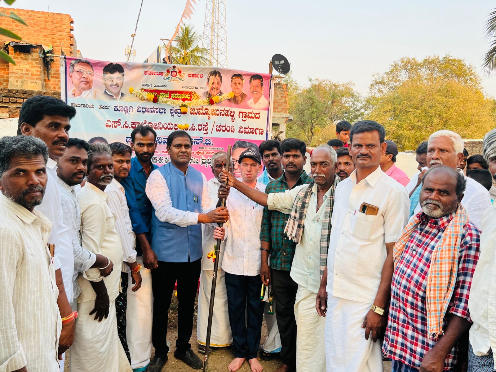 ಸಿಸಿ ರಸ್ತೆ ಕಾಮಗಾರಿಗೆ ಗುದ್ದಲಿ ಪೂಜೆ ಸಲ್ಲಿಸಿದ ಶಾಸಕ ಶ್ರೀನಿವಾಸ್