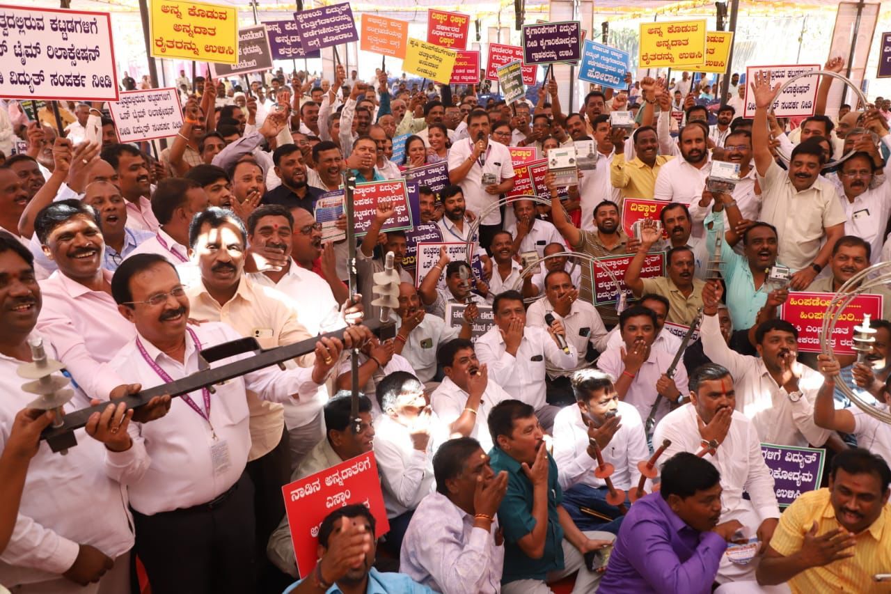 ಲೂಟಿ ನಿಲ್ಲಿಸಿ, ಬಡಜನರ ಮನೆಗೆ ವಿದ್ಯುತ್ ಸಂಪರ್ಕ ಕೊಡಿ