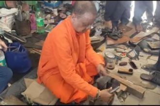 ಒಳ ಮೀಸಲಾತಿ ವಿಳಂಬ, ಚಪ್ಪಲಿ ಹೊಲಿದು ಆಕ್ರೋಶ ವ್ಯಕ್ತಪಡಿಸಿದ ಷಡಕ್ಷರಮುನಿ ಸ್ವಾಮೀಜಿ