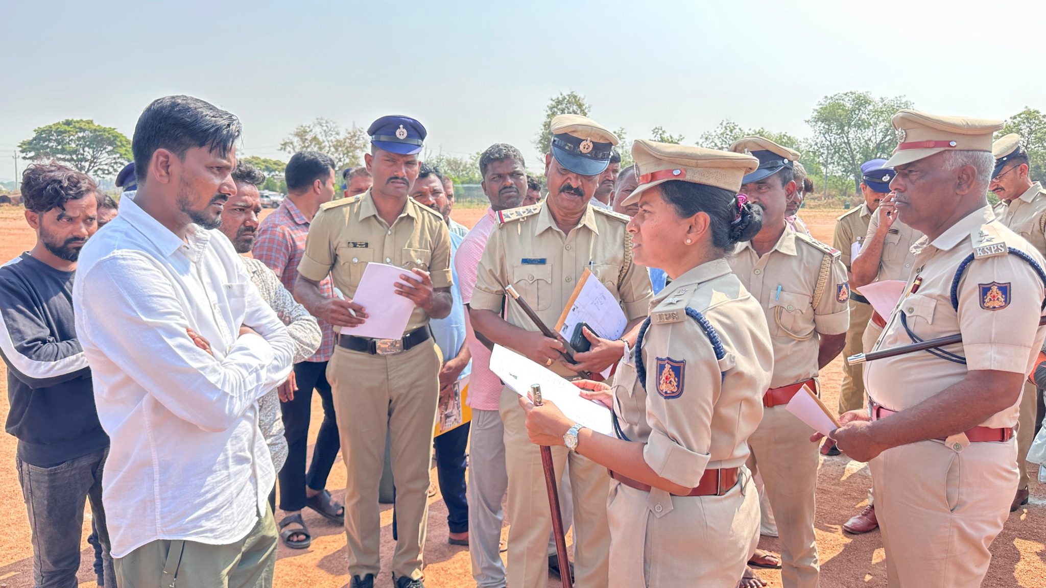 ರೌಡಿಶೀಟರ್‌ಗಳ ಪರೇಡ್: ‘ಓವರ್ ಸ್ಮಾರ್ಟ್ ಬೇಡ’ ಎಂದು ಖಡಕ್ ಕ್ಲಾಸ್ ತೆಗೆದುಕೊಂಡ ಎಸ್‌ಪಿ ಜಾಹ್ನವಿ