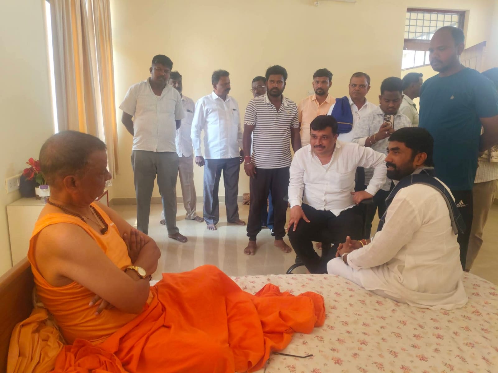 ಒಳಮೀಸಲಾತಿ ಪಾದಯಾತ್ರೆ: ಶ್ರೀ ಷಡಕ್ಷರಿಮುನಿ ಸ್ವಾಮೀಜಿಗಳ ಆರೋಗ್ಯ ವಿಚಾರಿಸಿದ ಸರ್ಕಾರಿ ನಿಯೋಗ