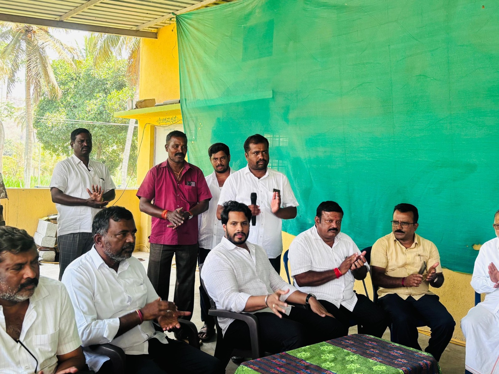 ರೈತರ ಪರವಾಗಿ ನಿಖಿಲ್ ಕುಮಾರಸ್ವಾಮಿ ಭರವಸೆ: ಸಂತ್ರಸ್ತರಿಗೆ ಶೀಘ್ರ ಪರಿಹಾರ