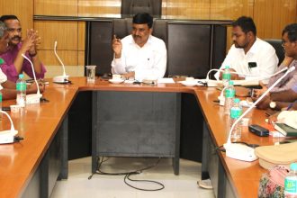 ರೈಲ್ವೆ ಯೋಜನೆಗೆ ಭೂಮಿ ನೀಡುವ ರೈತರಿಗೆ ಸೂಕ್ತ ಪರಿಹಾರ-ಎಡಿಸಿ ಕುಮಾರಸ್ವಾಮಿ