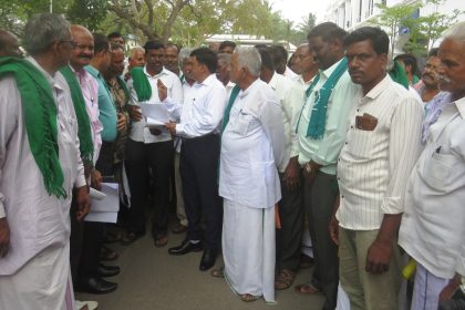 ರೈತರ ಬ್ಯಾಂಕ್ ಖಾತೆಗಳಿಗೆ ವಿಮೆ ಹಣ ಜಮಾಕ್ಕೆ ಒತ್ತಾಯಿಸಿ ಪ್ರತಿಭಟನೆ