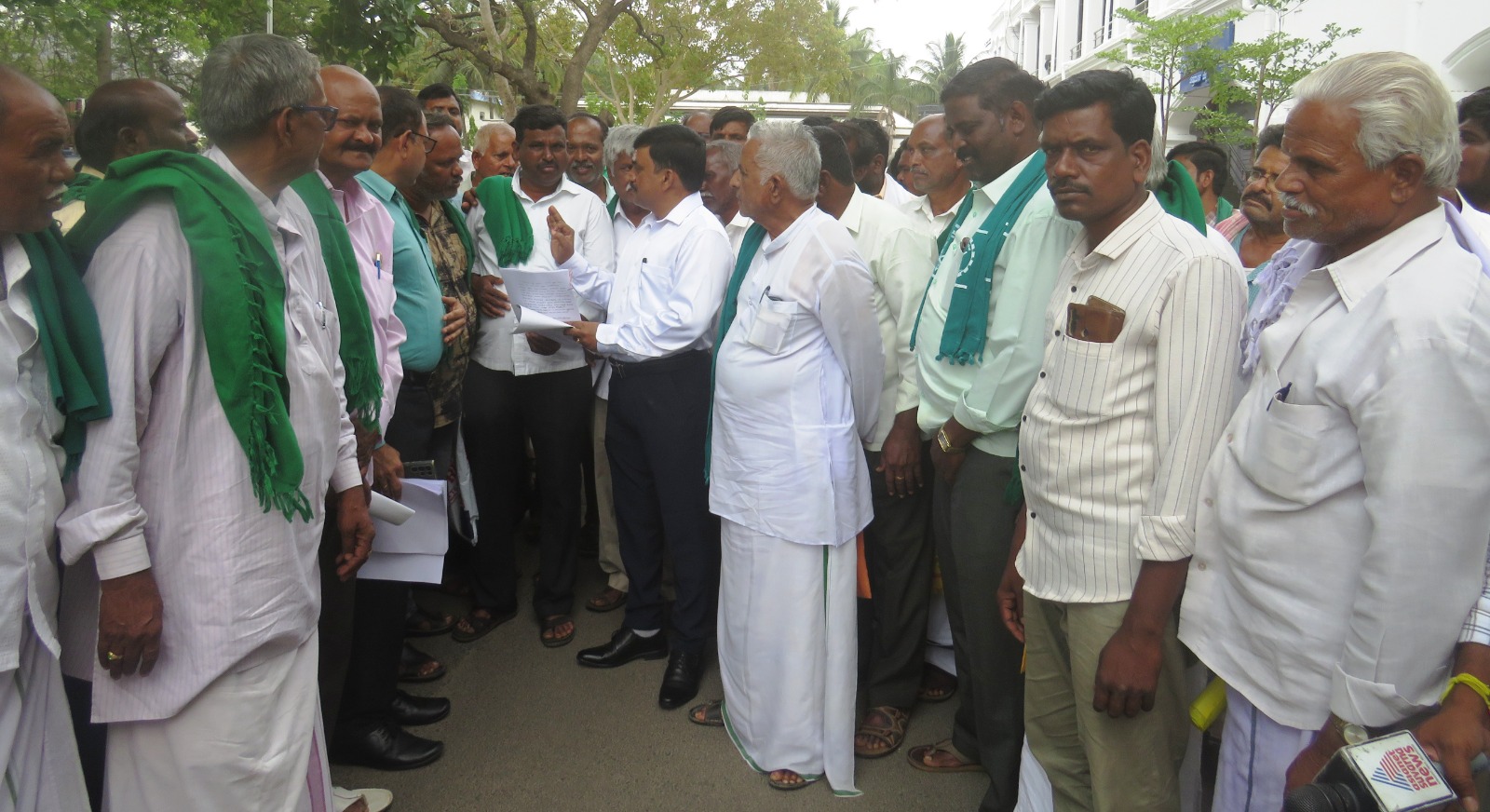 ರೈತರ ಬ್ಯಾಂಕ್ ಖಾತೆಗಳಿಗೆ ವಿಮೆ ಹಣ ಜಮಾಕ್ಕೆ ಒತ್ತಾಯಿಸಿ ಪ್ರತಿಭಟನೆ