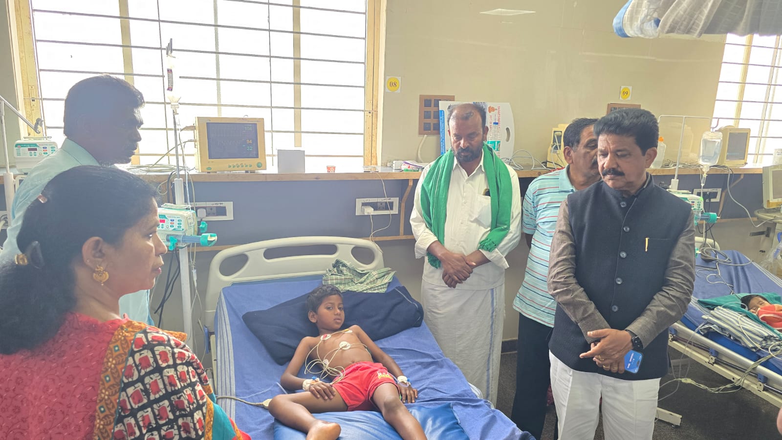 ಹಾವು ಕಚ್ಚಿ ಆಸ್ಪತ್ರೆಗೆ ಸೇರಿದ ವಿದ್ಯಾರ್ಥಿನಿ ಮತ್ತು ಮುಖ್ಯೋಪಾಧ್ಯಾಯರ ಆರೋಗ್ಯ ವಿಚಾರಿಸಿದ ರಘುಮೂರ್ತಿ