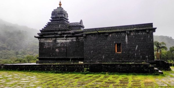 ಧಾರ್ಮಿಕ ಕ್ಷೇತ್ರಗಳಲ್ಲಿ ಪ್ರಿ-ವೆಡ್ಡಿಂಗ್ ಶೂಟ್ ಅತಿರೇಕ: ಜೆಡಿಎಸ್ ಖಂಡನೆ