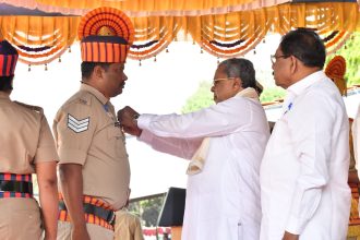 ಪೊಲೀಸ್ ಧ್ವಜ ದಿನಾಚರಣೆ – ಸಾಧಕ ಪೊಲೀಸ್ ಸಿಬ್ಬಂದಿಗೆ ಸಿಎಂ ಪದಕ ಪ್ರದಾನ