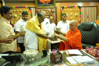 ಆದಿಚುಂಚನಗಿರಿ ಶ್ರೀಗಳ ಆಶೀರ್ವಾದ ಪಡೆದ ಹೆಚ್.ಡಿ. ಕುಮಾರಸ್ವಾಮಿ​