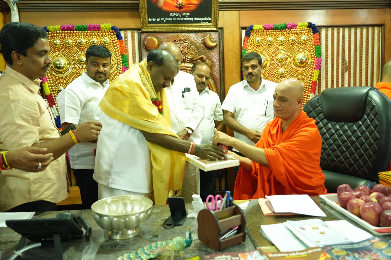 ಆದಿಚುಂಚನಗಿರಿ ಶ್ರೀಗಳ ಆಶೀರ್ವಾದ ಪಡೆದ ಹೆಚ್.ಡಿ. ಕುಮಾರಸ್ವಾಮಿ​