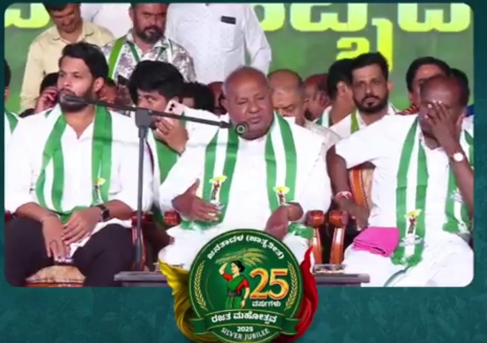 ಸಿದ್ದರಾಮಯ್ಯ ಅಹಿಂದ ವರ್ಗವನ್ನು ಸ್ವಾರ್ಥಕ್ಕೆ ಬಳಸಿಕೊಳ್ಳುತ್ತಿದ್ದಾರೆ: ದೇವೇಗೌಡ