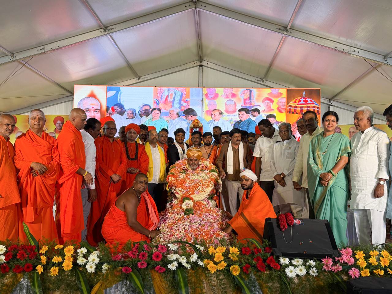 ನವಜೋಡಿಗಳಿಗೆ ಶುಭ ಹಾರೈಸಿದ ಸಂಸದೆ ಡಾ. ಪ್ರಭಾ ಮಲ್ಲಿಕಾರ್ಜುನ್