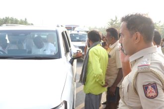 ಅಪಘಾತಕ್ಕೀಡಾದ ಆಟೋ ಚಾಲಕನ ನೆರವಿಗೆ ಧಾವಿಸಿದ ನಾಯಕ​ ಕುಮಾರಸ್ವಾಮಿ