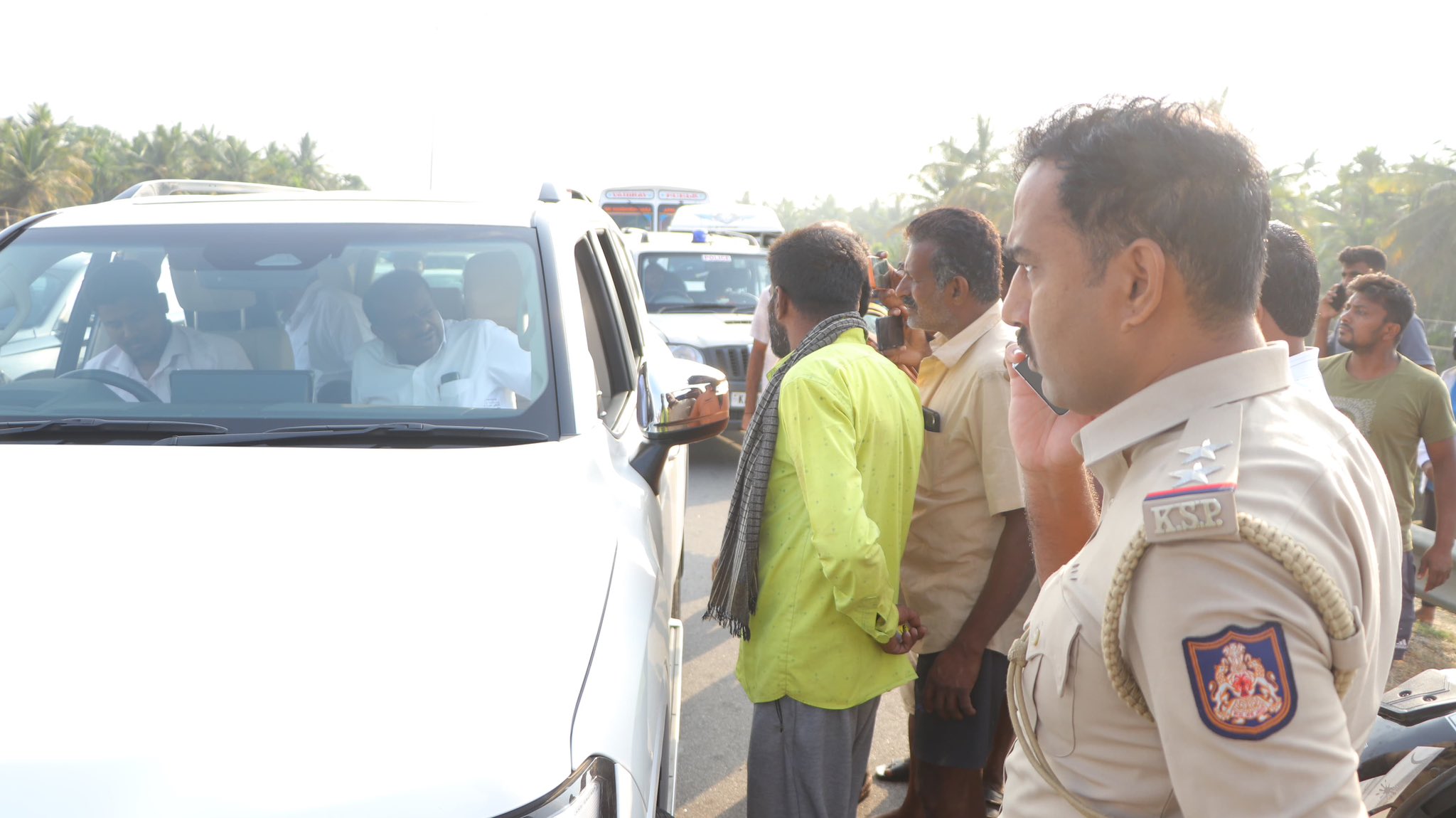 ಅಪಘಾತಕ್ಕೀಡಾದ ಆಟೋ ಚಾಲಕನ ನೆರವಿಗೆ ಧಾವಿಸಿದ ನಾಯಕ​ ಕುಮಾರಸ್ವಾಮಿ