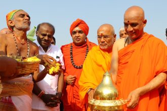 ಶ್ರೀ ಗುರು ಭೈರವೈಕ್ಯ ಮಂದಿರದ ಕಳಸ ಪ್ರತಿಷ್ಠಾಪನೆ: ಭಕ್ತಿಭಾವದಿಂದ ಪಾಲ್ಗೊಂಡ ಹೆಚ್.ಡಿ. ಕುಮಾರಸ್ವಾಮಿ