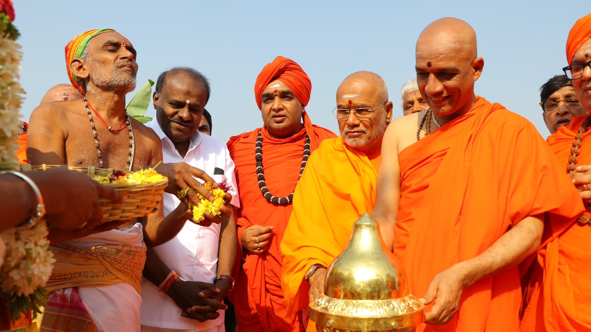 ಶ್ರೀ ಗುರು ಭೈರವೈಕ್ಯ ಮಂದಿರದ ಕಳಸ ಪ್ರತಿಷ್ಠಾಪನೆ: ಭಕ್ತಿಭಾವದಿಂದ ಪಾಲ್ಗೊಂಡ ಹೆಚ್.ಡಿ. ಕುಮಾರಸ್ವಾಮಿ