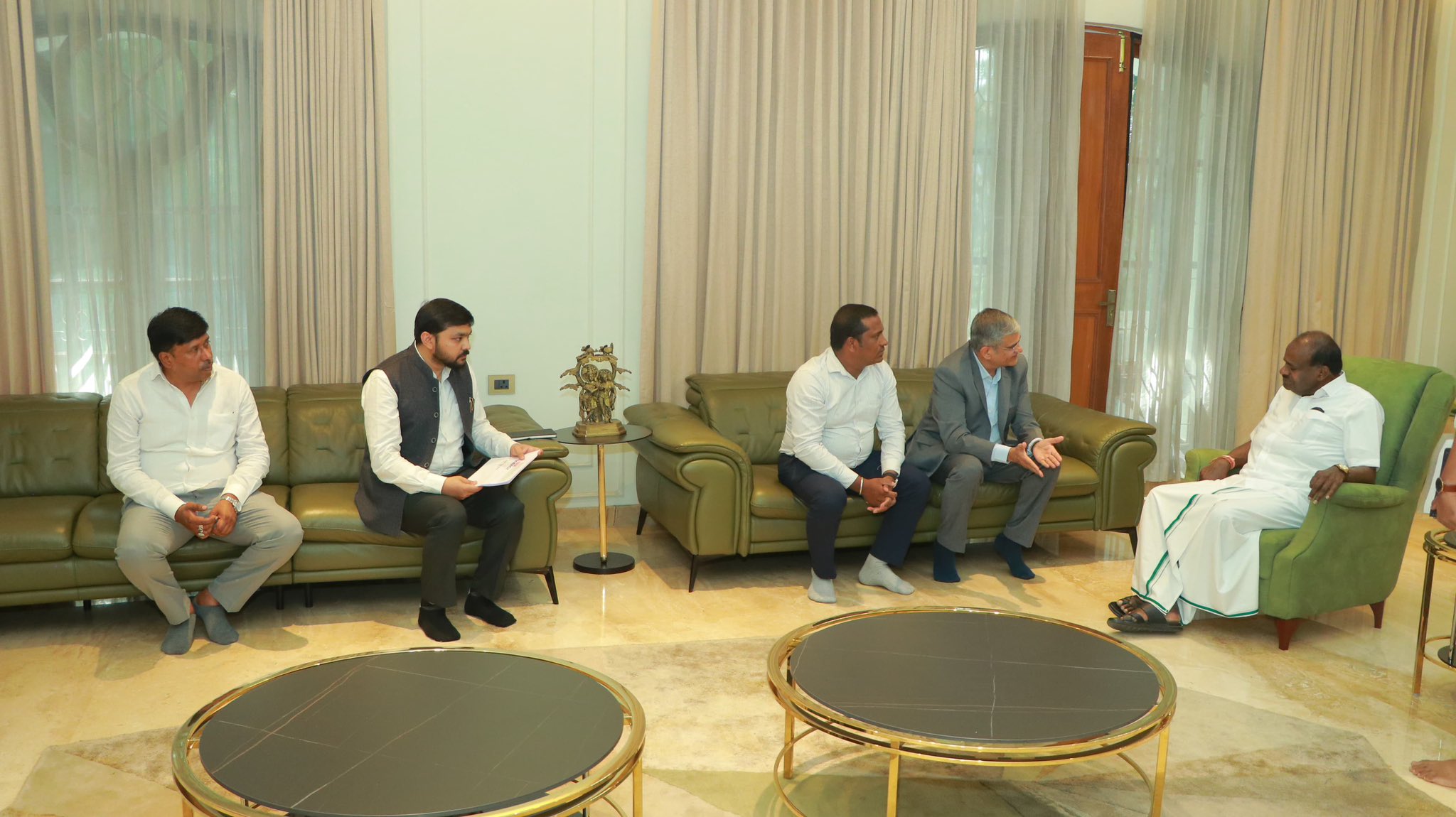 ಬೃಹತ್ ‘ಗಿಗಾ ಫ್ಯಾಕ್ಟರಿ’: ಹೆಚ್.ಡಿ. ಕುಮಾರಸ್ವಾಮಿ ಅವರೊಂದಿಗೆ ಎಕ್ಸೈಡ್ ಎನರ್ಜಿ ನಿಯೋಗ ಚರ್ಚೆ