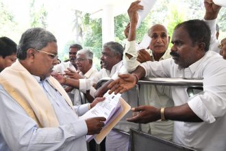 ಜನಸಾಮಾನ್ಯರ ಅಹವಾಲು ಆಲಿಸಿದ ಸಿದ್ದರಾಮಯ್ಯ: ಶೀಘ್ರ ಪರಿಹಾರದ ಭರವಸೆ