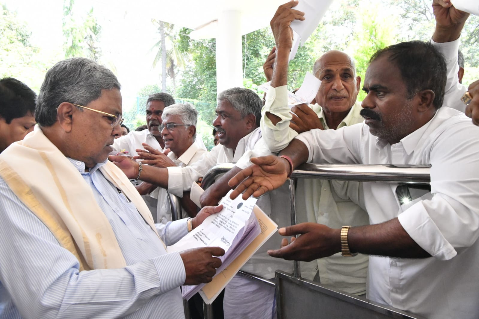 ಜನಸಾಮಾನ್ಯರ ಅಹವಾಲು ಆಲಿಸಿದ ಸಿದ್ದರಾಮಯ್ಯ: ಶೀಘ್ರ ಪರಿಹಾರದ ಭರವಸೆ