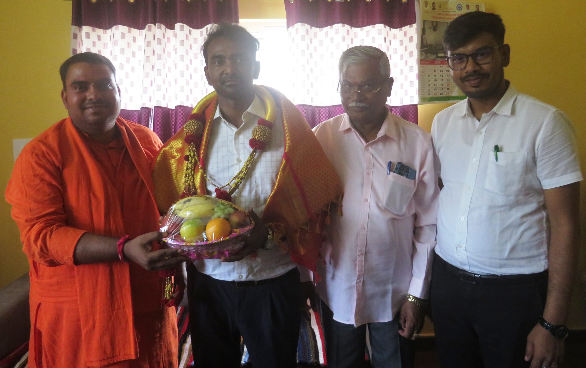 ಮೇದಾರ ಕೇತೇಶ್ವರ ಸ್ವಾಮೀಜಿಯಿಂದ ಆಶೀರ್ವಾದ ಪಡೆದ ಕಾರ್ಯದರ್ಶಿ ಕೆ.ಜಿ.ಜಗದೀಶ್  