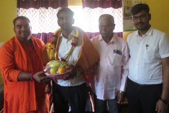 ಮೇದಾರ ಕೇತೇಶ್ವರ ಸ್ವಾಮೀಜಿಯಿಂದ ಆಶೀರ್ವಾದ ಪಡೆದ ಕಾರ್ಯದರ್ಶಿ ಕೆ.ಜಿ.ಜಗದೀಶ್  