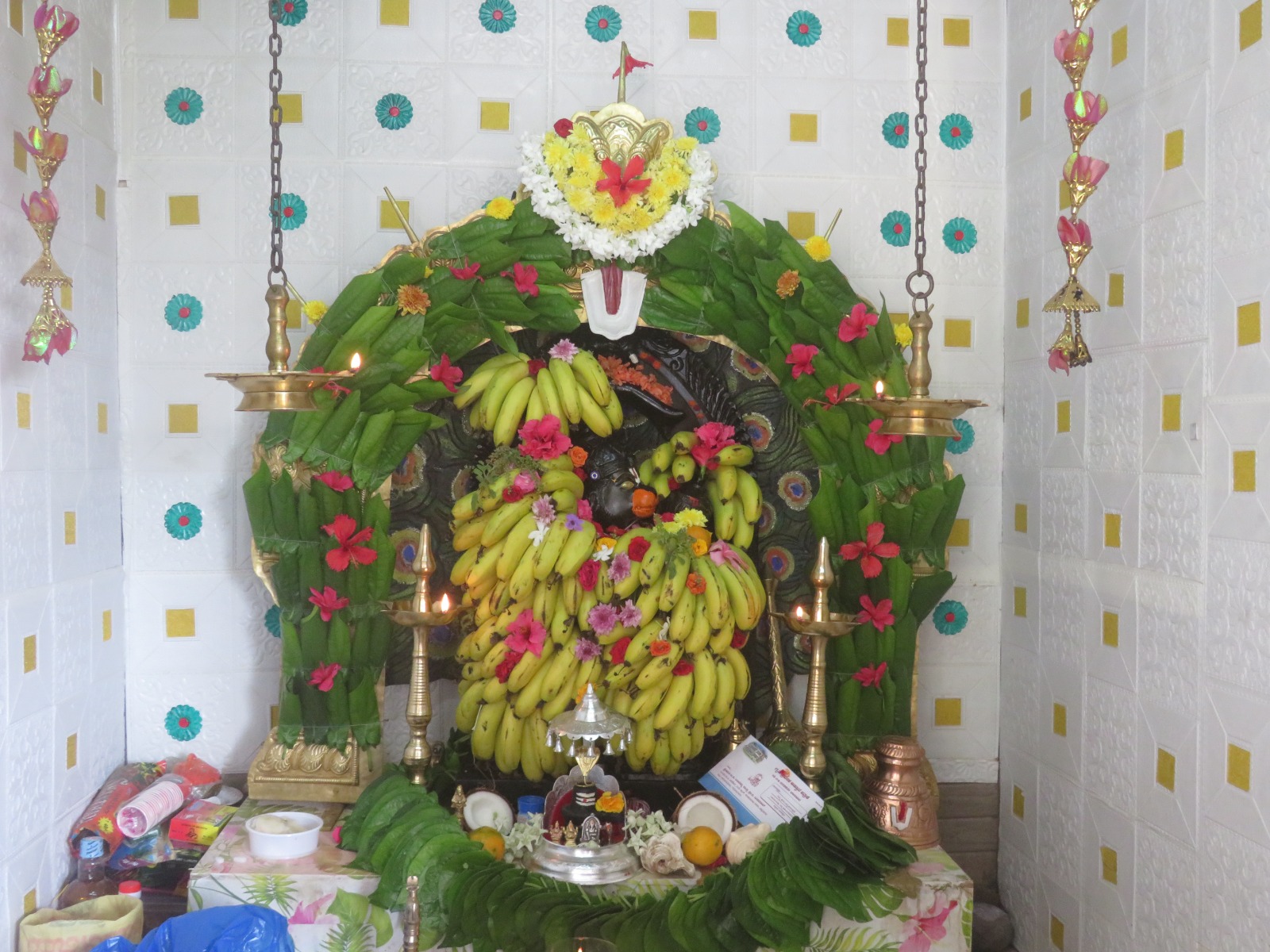 ಕೆಳಗೋಟೆ ಆಂಜನೇಯಸ್ವಾಮಿಗೆ ಬಾಳೆಹಣ್ಣಿನ ಅಲಂಕಾರ  