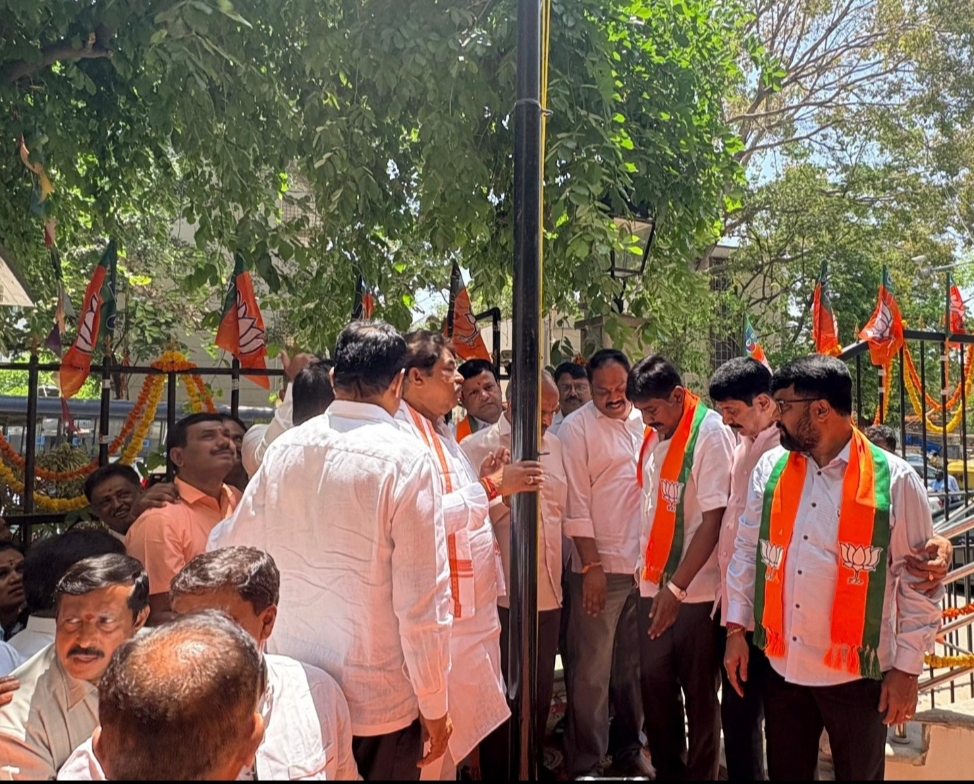 ಬಿಜೆಪಿ ಸ್ಥಾಪನಾ ದಿನಾಚರಣೆ: ಜಗನ್ನಾಥ ಭವನದಲ್ಲಿ ಧ್ವಜಾರೋಹಣ ಮಾಡಿದ ಆರ್. ಅಶೋಕ್