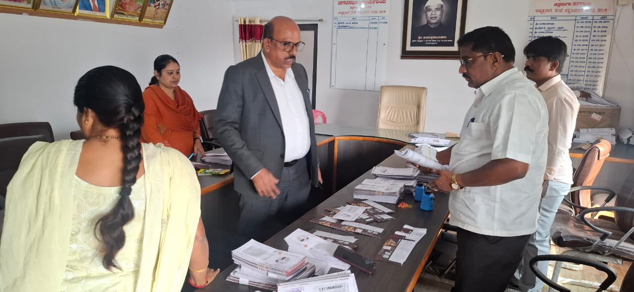 ನಗರಸಭೆಗೆ ಜಿಲ್ಲಾಧಿಕಾರಿ ವೆಂಕಟೇಶ್ ದಿಢೀರ್ ಭೇಟಿ, ಇ-ಸ್ವತ್ತು ವಿತರಣೆ ವಿಳಂಬಕ್ಕೆ ಅಸಮಧಾನ