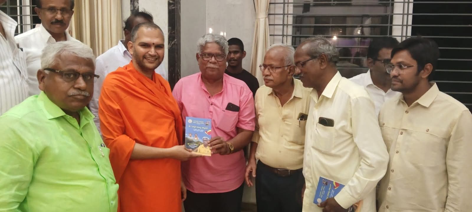 ಶ್ರೀ ನಂಜಾವಧೂತ ಸ್ವಾಮೀಜಿಗಳ ಭೇಟಿ ಮಾಡಿ ಆಶೀರ್ವಾದ ಪಡೆದ ಹಿರಿಯ ಸಾಹಿತಿ ಪ್ರೊ. ಎಂ.ಜಿ. ರಂಗಸ್ವಾಮಿ