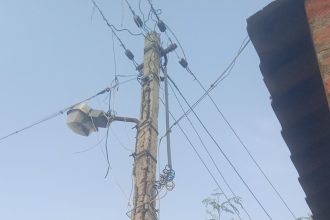 ಅಪಾಯಕ್ಕೆ ಆಹ್ವಾನ ನೀಡುತ್ತಿರುವ ವಿದ್ಯುತ್ ಕಂಬ: ಅಧಿಕಾರಿಗಳ ನಿರ್ಲಕ್ಷ್ಯಕ್ಕೆ ಸಾರ್ವಜನಿಕರ ಆಕ್ರೋಶ